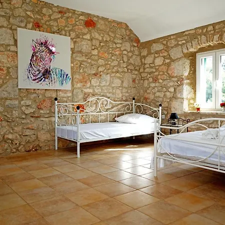 Moderna Kamena Kuca * Dol (Hvar)