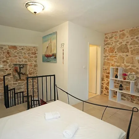 Moderna Kamena Kuca Villa