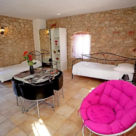 Moderna Kamena Kuca Villa